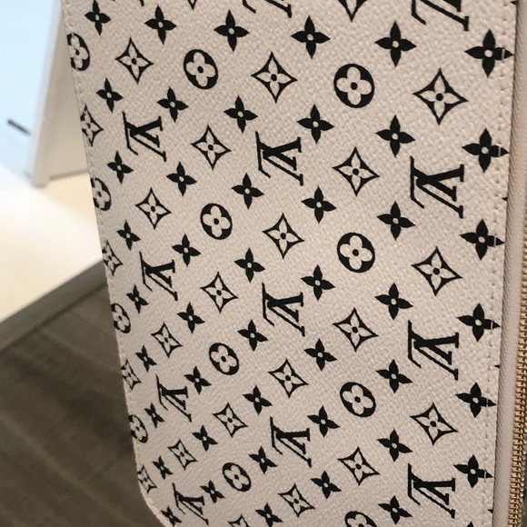 LV Handheld wristlet pouch 🖤🩵 - Picture 5 of 16